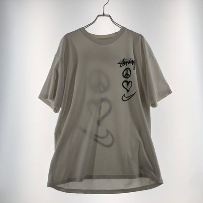 【現状渡し品】【メンズ】 NIKE NRG ナイキ × STUSSY ステューシー 別注 コラボ PEACE LOVE SWOOSH S/S TEE DM4942-121 ピースラブ スムース ショートスリーブ Tシャツ トップス 半袖 142-260609-sa-12-tei サイズ：L カラー：ホワイト 万代Net店