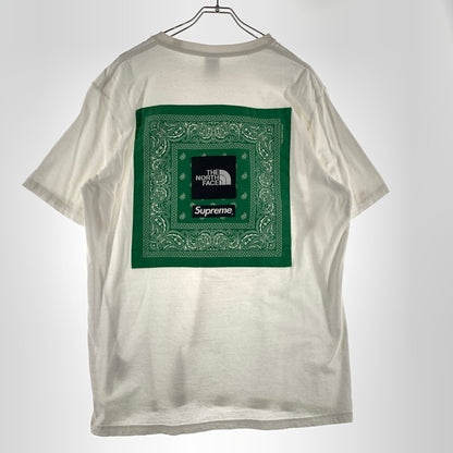 【中古品】【メンズ】 SUPREME シュプリーム × THE NORTH FACE ザ・ノースフェイス 別注 コラボ 22SS BANDANA TEE NT02209I バンダナ Tシャツ 半袖 トップス 149-260611-yo-03-tei サイズ：XL カラー：ホワイト 万代Net店