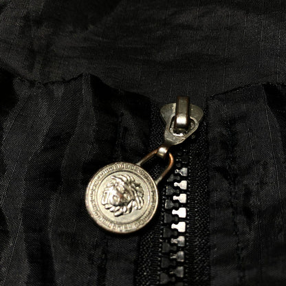 【中古品】【メンズ】 M.VERSAGE エム・ヴェルサーチェ 90's LOGO ZIP UP JACKET 90年代 ロゴ ジップ アップ ジャケット ライトアウター 141-260610-sa-08-tei サイズ：L カラー：ブラック 万代Net店