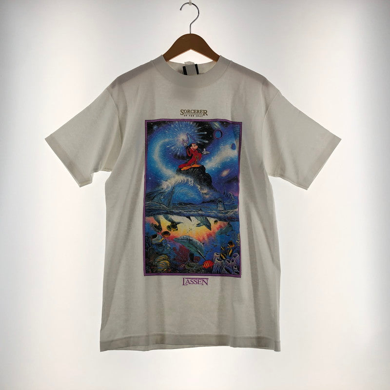 【中古品】【メンズ】 DISNEY ディズニー × CHRISTIAN LASSEN クリスチャン ラセッン 別注 コラボ SORCERER OF THE SEAS TEE ソーサラー オブ ザ シーズ Tシャツ 半袖 トップス 145-260610-sa-07-tei サイズ：M カラー：ホワイト 万代Net店