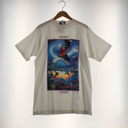 【中古品】【メンズ】 DISNEY ディズニー × CHRISTIAN LASSEN クリスチャン ラセッン 別注 コラボ SORCERER OF THE SEAS TEE ソーサラー オブ ザ シーズ Tシャツ 半袖 トップス 145-260610-sa-07-tei サイズ：M カラー：ホワイト 万代Net店