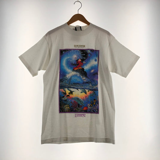 【中古品】【メンズ】 DISNEY ディズニー × CHRISTIAN LASSEN クリスチャン ラセッン 別注 コラボ SORCERER OF THE SEAS TEE ソーサラー オブ ザ シーズ Tシャツ 半袖 トップス 145-260610-sa-07-tei サイズ：M カラー：ホワイト 万代Net店