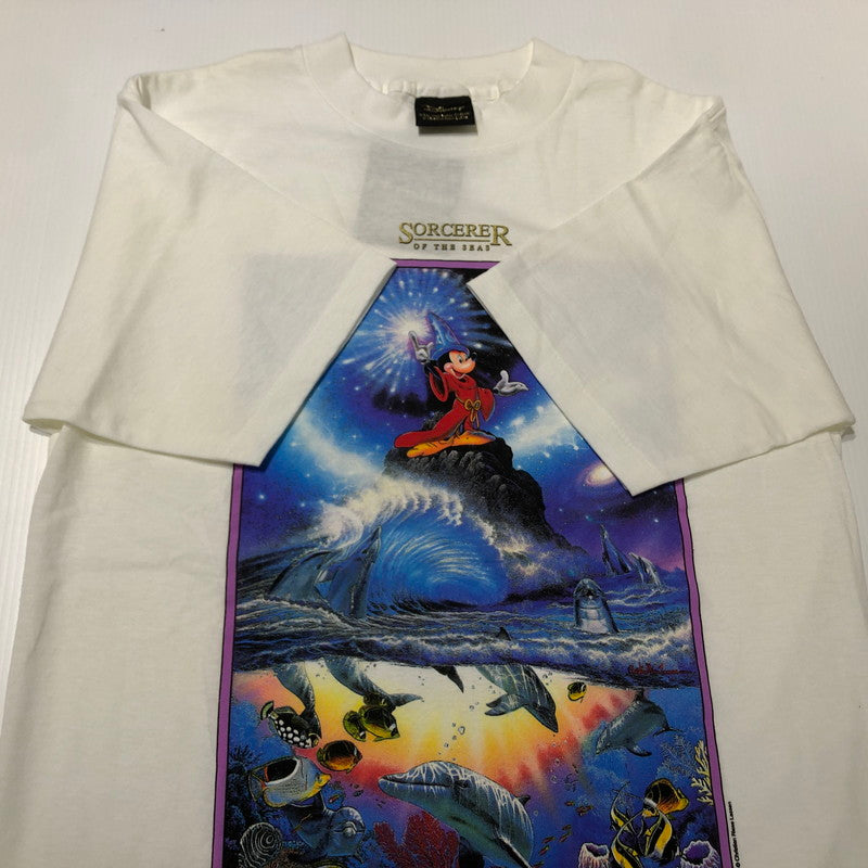 【中古品】【メンズ】 DISNEY ディズニー × CHRISTIAN LASSEN クリスチャン ラセッン 別注 コラボ SORCERER OF THE SEAS TEE ソーサラー オブ ザ シーズ Tシャツ 半袖 トップス 145-260610-sa-07-tei サイズ：M カラー：ホワイト 万代Net店
