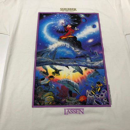【中古品】【メンズ】 DISNEY ディズニー × CHRISTIAN LASSEN クリスチャン ラセッン 別注 コラボ SORCERER OF THE SEAS TEE ソーサラー オブ ザ シーズ Tシャツ 半袖 トップス 145-260610-sa-07-tei サイズ：M カラー：ホワイト 万代Net店