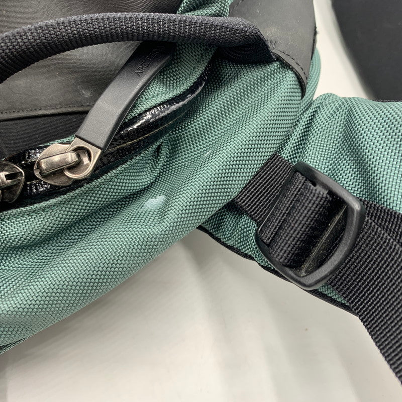 【現状渡し品】【メンズ】 ARC'TERYX アークテリクス ARRO 22 BACKPACK X000007969 アロー バッグパック カバン リュックサック デイパック 188-260613-ko-17-tei カラー：グリーン系/ブラック 万代Net店