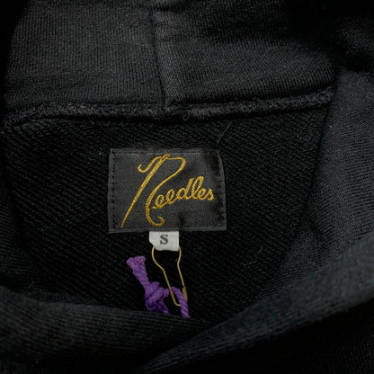 【中古品】【メンズ】 NEEDLES ニードルス × STUDIOUS ステュディオス 別注 コラボ SIDELINE GLITTER PULLOVER HOODIE MR450 サイドライン ラメ プルオーバー フーディ 長袖 トップス パーカー 140-260611-yo-06-tei サイズ：S カラー：ブラック 万代Net店