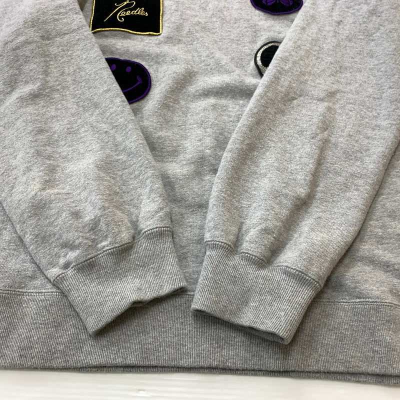 【中古品】【メンズ】 NEEDLES ニードルス × STUDIOUS ステュディオス 別注 コラボ 5ICONS PATCH SWEAT PO LQ378 アイコインズ パッチ スウェット 長袖 トップス トレーナー 140-260611-yo-09-tei サイズ：S カラー：グレー 万代Net店