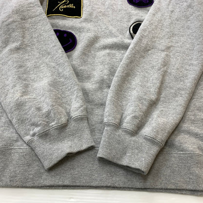 【中古品】【メンズ】 NEEDLES ニードルス × STUDIOUS ステュディオス 別注 コラボ 5ICONS PATCH SWEAT PO LQ378 アイコインズ パッチ スウェット 長袖 トップス トレーナー 140-260611-yo-09-tei サイズ：S カラー：グレー 万代Net店