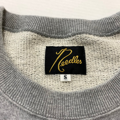 【中古品】【メンズ】 NEEDLES ニードルス × STUDIOUS ステュディオス 別注 コラボ 5ICONS PATCH SWEAT PO LQ378 アイコインズ パッチ スウェット 長袖 トップス トレーナー 140-260611-yo-09-tei サイズ：S カラー：グレー 万代Net店