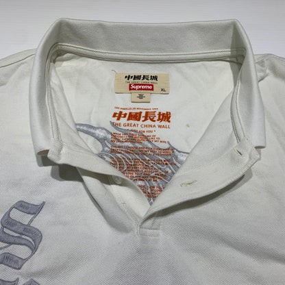 【中古品】【メンズ】 Supreme シュプリーム THE GREAT CHINA WALL DRAGON POLO グレート チャイナ ウォール ドラゴン ポロ 半袖 トップス 149-260613-ko-15-tei サイズ：XL カラー：ホワイト 万代Net店