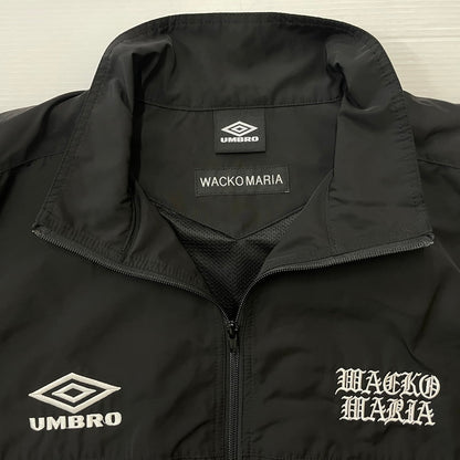 【中古品】【メンズ】 WACKO MARIA ワコマリア × UMBRO アンブロ 別注コラボ TRACK JACKET 26SS-WMO-UB01トラック ジャケット アウター 140-260615-sa-02-tei サイズ：XL カラー：ブラック 万代Net店