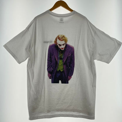 【中古品】【メンズ】 WACKOMARIA ワコマリア × THE DARK KNIGHT ザ ダークナイト 別注コラボ CREW NECK T-SHIRT JOKER クール ネック Ｔシャツ ジョーカー 半袖 トップス 140-260615-sa-04-tei サイズ：XL カラー：ホワイト 万代Net店