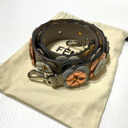 【中古品】【メンズ/レディース】 FENDI フェンディ FLOWER SHOULDER STRAP フラワーショルダー ストラップ カバン アクセサリー 182-260622-ko-03-tei カラー：ベージュ 万代Net店