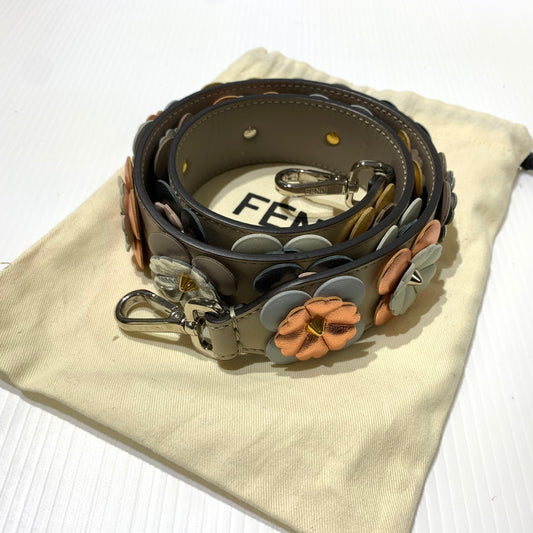 【中古品】【メンズ/レディース】 FENDI フェンディ FLOWER SHOULDER STRAP フラワーショルダー ストラップ カバン アクセサリー 182-260622-ko-03-tei カラー：ベージュ 万代Net店