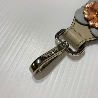 【中古品】【メンズ/レディース】 FENDI フェンディ FLOWER SHOULDER STRAP フラワーショルダー ストラップ カバン アクセサリー 182-260622-ko-03-tei カラー：ベージュ 万代Net店