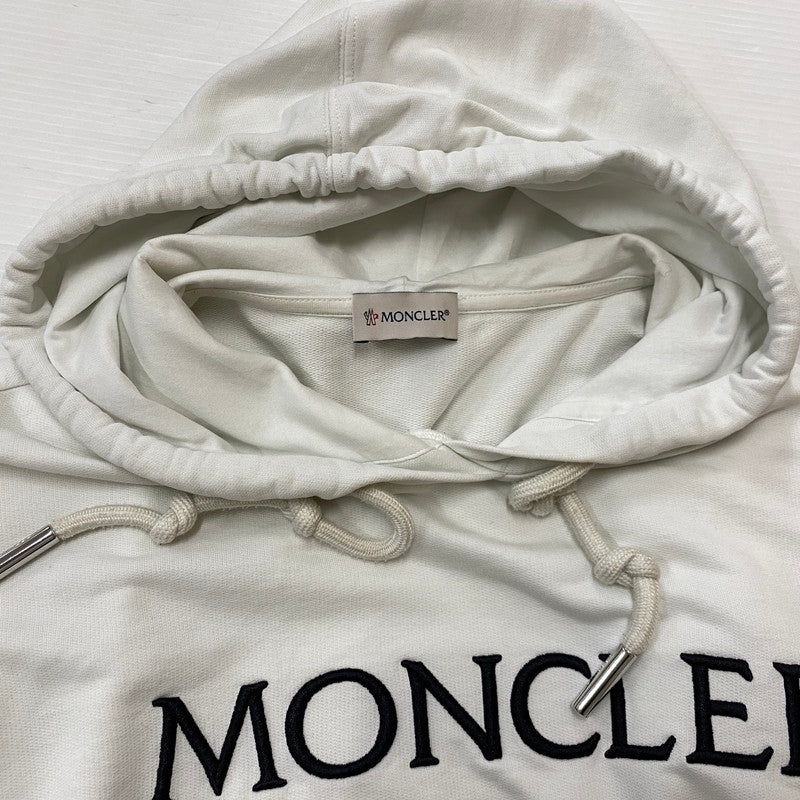 【中古品】【メンズ】 MONCLER モンクレール LOGO PATCH HOODIE I20938G00026 89A1K ロゴパッチ フーディー トップス プルオーバーパーカー 141-260622-ss-04-tei サイズ：S/※後ろ汚れあり カラー：ホワイト 万代Net店