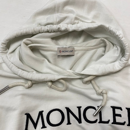 【中古品】【メンズ】 MONCLER モンクレール LOGO PATCH HOODIE I20938G00026 89A1K ロゴパッチ フーディー トップス プルオーバーパーカー 141-260622-ss-04-tei サイズ：S/※後ろ汚れあり カラー：ホワイト 万代Net店