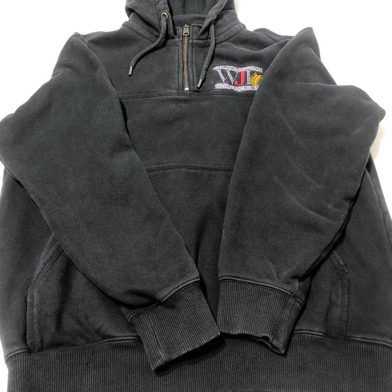 【中古品】【メンズ】 CARHARRT カーハート CORPORATE LOGO HALF ZIP PARKA 企業ロゴ ハーフジップ パーカー トップス 145-260622-sa-09-tei サイズ：M カラー：ブラック 万代Net店