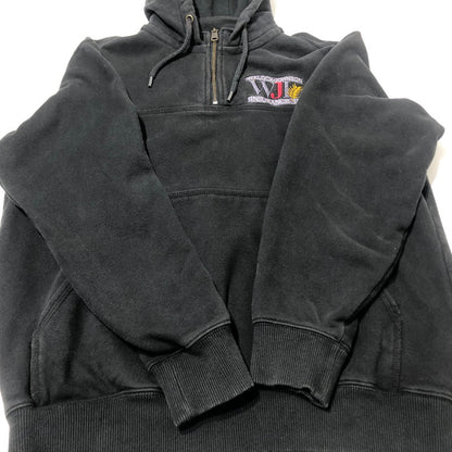 【中古品】【メンズ】 CARHARRT カーハート CORPORATE LOGO HALF ZIP PARKA 企業ロゴ ハーフジップ パーカー トップス 145-260622-sa-09-tei サイズ：M カラー：ブラック 万代Net店