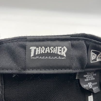 【中古品】【メンズ】 NEW ERA ニューエラ × THRASHER スラッシャー 別注 コラボ LOGO CAP ロゴキャップ 帽子 ベースボールキャップ 185-260805-ko-03-tei サイズ：56.8cm カラー：ブラック 万代Net店
