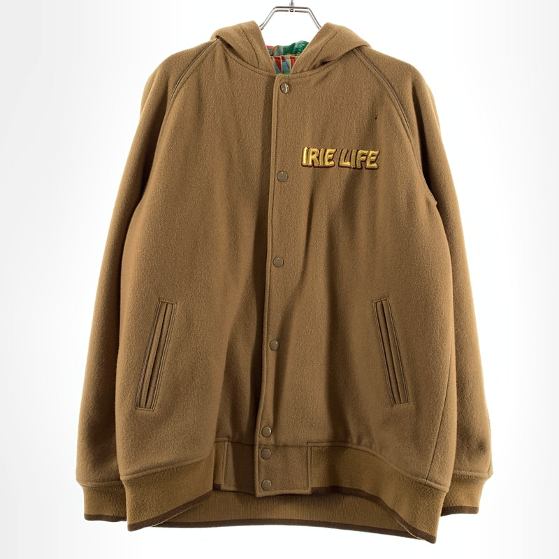 【現状渡し品】【メンズ】 master-piece マスターピース × IRIE LIFE アイリーライフ 別注 コラボ WOOL HOODIE STUDIUM JACKET ウール フーディ スタジアム ジャケット アウター スタジャン 142-260629-ko-09-tei サイズ：XL カラー：ベージュ 万代Net店