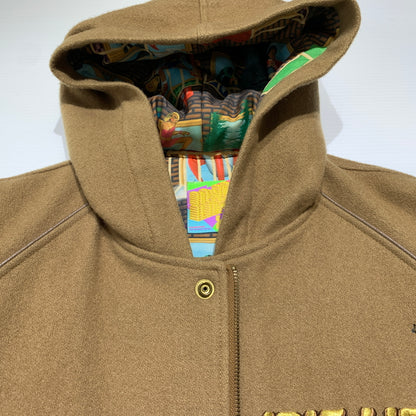 【現状渡し品】【メンズ】 master-piece マスターピース × IRIE LIFE アイリーライフ 別注 コラボ WOOL HOODIE STUDIUM JACKET ウール フーディ スタジアム ジャケット アウター スタジャン 142-260629-ko-09-tei サイズ：XL カラー：ベージュ 万代Net店
