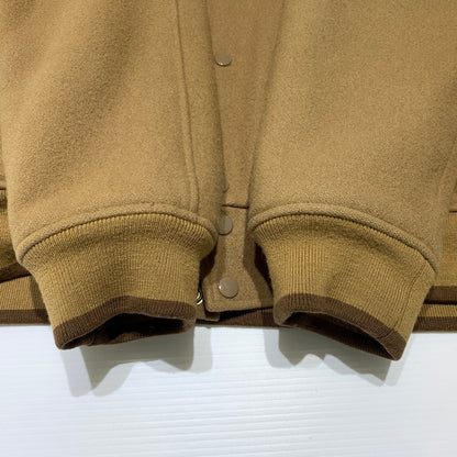 【現状渡し品】【メンズ】 master-piece マスターピース × IRIE LIFE アイリーライフ 別注 コラボ WOOL HOODIE STUDIUM JACKET ウール フーディ スタジアム ジャケット アウター スタジャン 142-260629-ko-09-tei サイズ：XL カラー：ベージュ 万代Net店