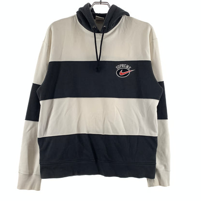 【中古品】【メンズ】 Supreme シュプリーム × NIKE ナイキ 別注 コラボ STRIPE HOODED SWEATSHIRT BV7558-010 ストライプ フーディ スウェット トップス プルオーバーパーカー 149-260629-ko-07-tei サイズ：XL カラー：ブラックホワイト 万代Net店