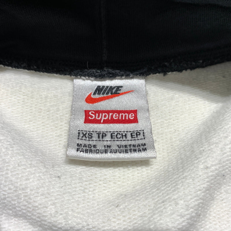 【中古品】【メンズ】 Supreme シュプリーム × NIKE ナイキ 別注 コラボ STRIPE HOODED SWEATSHIRT BV7558-010 ストライプ フーディ スウェット トップス プルオーバーパーカー 149-260629-ko-07-tei サイズ：XL カラー：ブラックホワイト 万代Net店