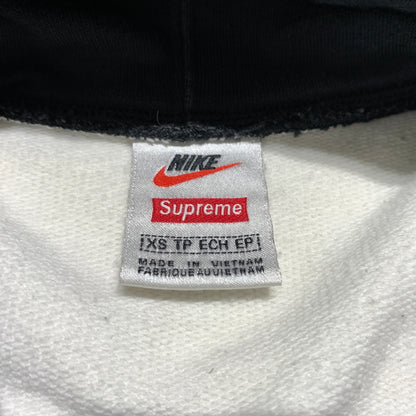 【中古品】【メンズ】 Supreme シュプリーム × NIKE ナイキ 別注 コラボ STRIPE HOODED SWEATSHIRT BV7558-010 ストライプ フーディ スウェット トップス プルオーバーパーカー 149-260629-ko-07-tei サイズ：XL カラー：ブラックホワイト 万代Net店