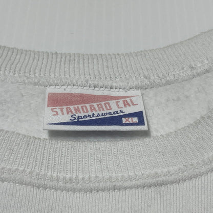 【現状渡し品】【メンズ】 STANDARD CALIFORNIA スタンダード カルフォルニア× SNOOPY スヌーピー 別注コラボ SD COZY MONDAY CREW SWEAT コーギー マンディー クルー スウェット 長袖 トップス トレーナー 140-260701-sa-18-tei サイズ：XL カラー：ホワイト 万代Net店