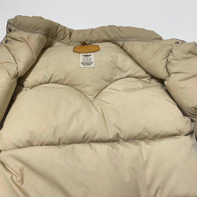 【中古品】【メンズ】 ROCKY MOUNTAIN FEATHERBED ロッキン マウンテン フェザー ベッド × STANDARD CALIFORNIA スタンダード カルフォルニア 別注コラボ SD DOWN VEST 290-252-22 ダウンベストアウター 140-260701-sa-16-tei サイズ：44 カラー：ネイビー 万代Net店