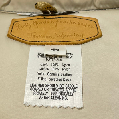 【中古品】【メンズ】 ROCKY MOUNTAIN FEATHERBED ロッキン マウンテン フェザー ベッド × STANDARD CALIFORNIA スタンダード カルフォルニア 別注コラボ SD DOWN VEST 290-252-22 ダウンベストアウター 140-260701-sa-16-tei サイズ：44 カラー：ネイビー 万代Net店