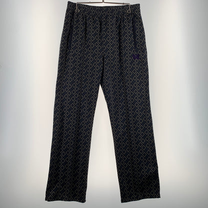 【中古品】【メンズ】 Needles ニードルス × JOURNAL STANDARD ジャーナルスタンダード 別注 コラボ TRACK PANT NS1633 トラックパンツ ボトムス ジャージ パピヨン刺繍 151-260701-ko-16-tei サイズ：M カラー：総柄 万代Net店