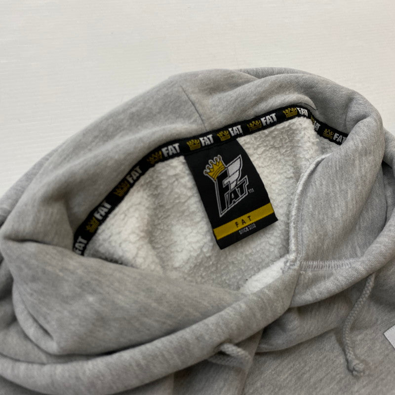 【中古品】【メンズ】 FAT エフエーティー × GARNI ガルニ 別注コラボ HOODIE F32221-SW09-AB フーディー トップス プルーオーバーパーカー 142-260716-ss-04-tei サイズ：FAT カラー：グレー 万代Net店