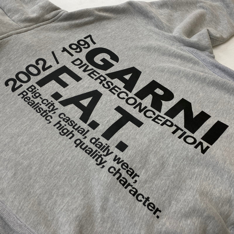 【中古品】【メンズ】 FAT エフエーティー × GARNI ガルニ 別注コラボ HOODIE F32221-SW09-AB フーディー トップス プルーオーバーパーカー 142-260716-ss-04-tei サイズ：FAT カラー：グレー 万代Net店