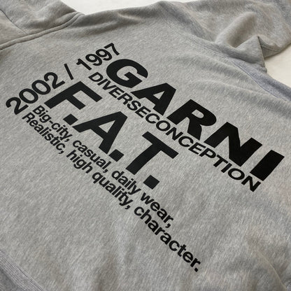 【中古品】【メンズ】 FAT エフエーティー × GARNI ガルニ 別注コラボ HOODIE F32221-SW09-AB フーディー トップス プルーオーバーパーカー 142-260716-ss-04-tei サイズ：FAT カラー：グレー 万代Net店