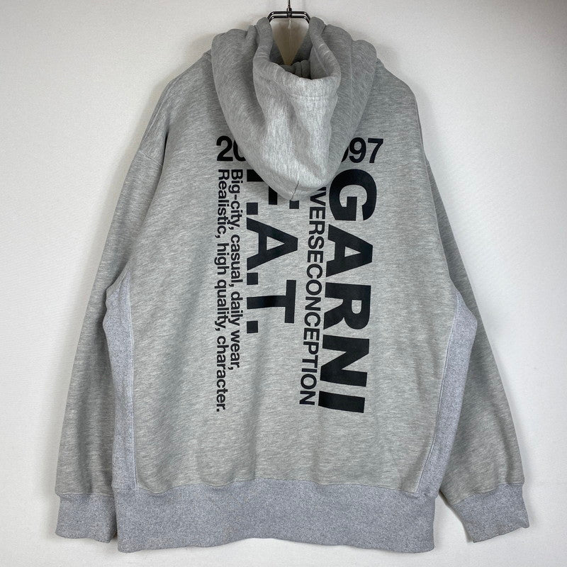 【中古品】【メンズ】 FAT エフエーティー × GARNI ガルニ 別注コラボ HOODIE F32221-SW09-AB フーディー トップス プルーオーバーパーカー 142-260716-ss-04-tei サイズ：FAT カラー：グレー 万代Net店