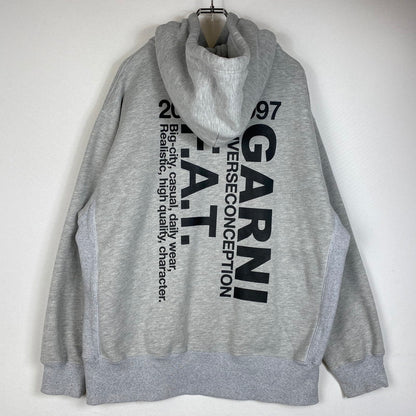 【中古品】【メンズ】 FAT エフエーティー × GARNI ガルニ 別注コラボ HOODIE F32221-SW09-AB フーディー トップス プルーオーバーパーカー 142-260716-ss-04-tei サイズ：FAT カラー：グレー 万代Net店