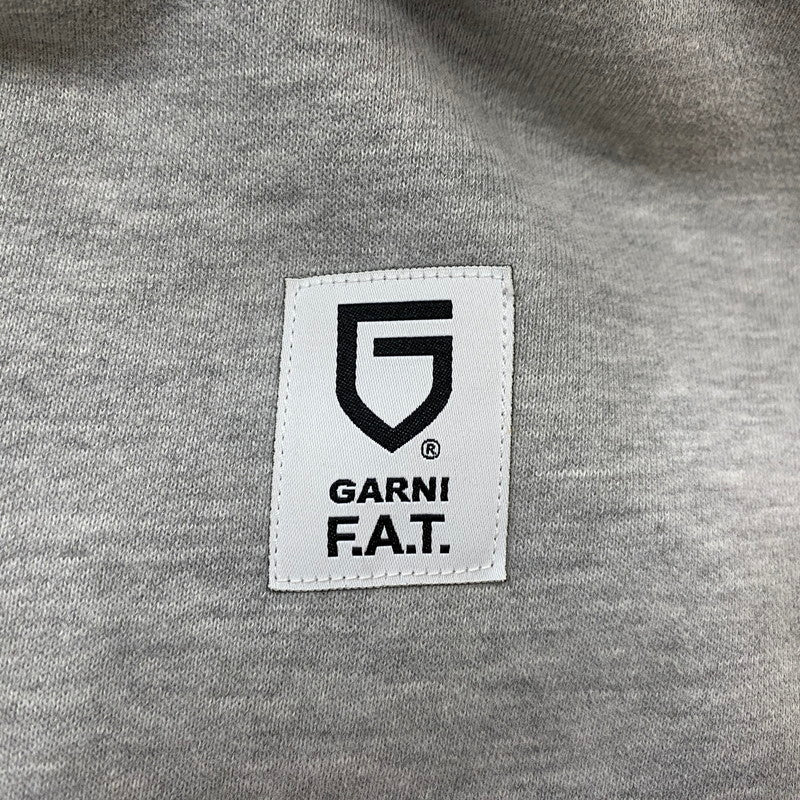 【中古品】【メンズ】 FAT エフエーティー × GARNI ガルニ 別注コラボ HOODIE F32221-SW09-AB フーディー トップス プルーオーバーパーカー 142-260716-ss-04-tei サイズ：FAT カラー：グレー 万代Net店
