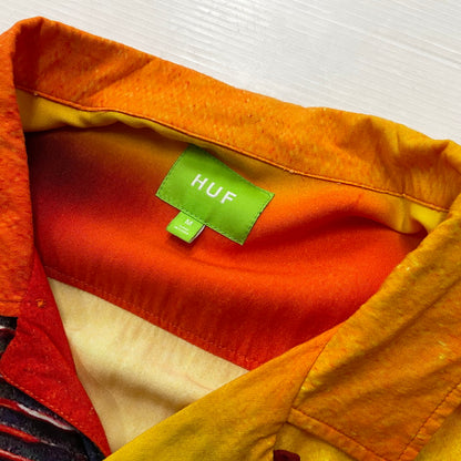【中古品】【メンズ】 HUF ハフ CONCRETE JUNGLE S/S WOVEN TOP コンクリート ジャングル ショート スリーブ ウーブン 半袖 トップス 142-260801-sa-21-tei サイズ：M カラー：総柄 万代Net店