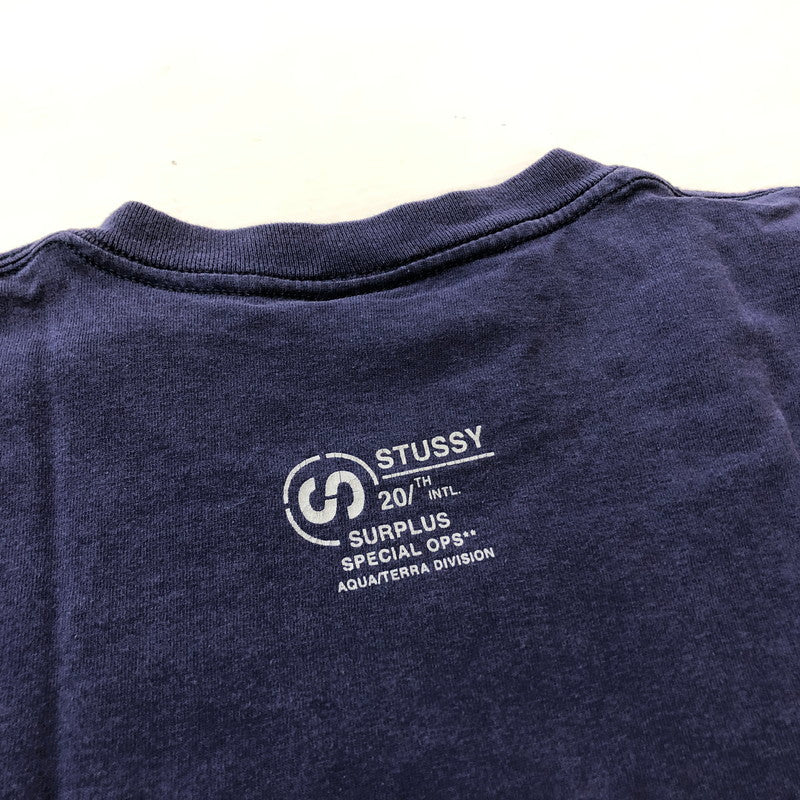 【現状渡し品】【メンズ】 STUSSY ステューシー 90's 20TH INTL. SURPLUS SS TEE 90年代 20周年 インターナショナル サープラス 半袖 トップス 142-260711-sa-03-tei サイズ：L カラー：ネイビー 万代Net店