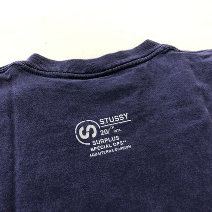 【現状渡し品】【メンズ】 STUSSY ステューシー 90's 20TH INTL. SURPLUS SS TEE 90年代 20周年 インターナショナル サープラス 半袖 トップス 142-260711-sa-03-tei サイズ：L カラー：ネイビー 万代Net店