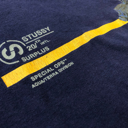 【現状渡し品】【メンズ】 STUSSY ステューシー 90's 20TH INTL. SURPLUS SS TEE 90年代 20周年 インターナショナル サープラス 半袖 トップス 142-260711-sa-03-tei サイズ：L カラー：ネイビー 万代Net店