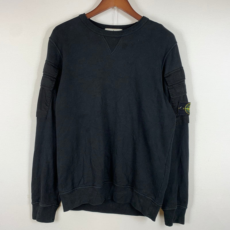 【中古品】【メンズ】 STONE ISLAND ストーンアイランド SHOULDER POCKET CREWNECK SWEAT SHIRT 791560577 ショルダーポケット クルーネック スウェット シャツ 長袖 トップス トレーナー 141-260707-yo-06-tei サイズ：S カラー：ブラック 万代Net店