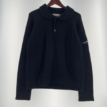 【中古品】【メンズ】 STONE ISLAND ストーン アイランド SLEEVE LOGO L/S KNIT POLOSHIRT 袖ロゴ 長袖 ニット ポロシャツ 長袖 トップス 141-260707-sa-07-tei サイズ：M カラー：ブラック 万代Net店