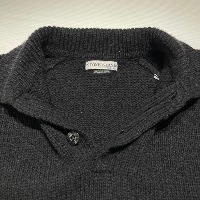 【中古品】【メンズ】 STONE ISLAND ストーン アイランド SLEEVE LOGO L/S KNIT POLOSHIRT 袖ロゴ 長袖 ニット ポロシャツ 長袖 トップス 141-260707-sa-07-tei サイズ：M カラー：ブラック 万代Net店