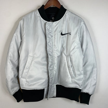 【中古品】【メンズ】 NIKE ナイキ DD6056-010 AS M NSW SYNFL SWOOSH BOMBER "BLACK WHITE" メンズ スウィッシュ ボンバー ジャケット ブラック ホワイト アウター リバーシブル 148-260710-sa-18-tei サイズ：S カラー：ブラック 万代Net店
