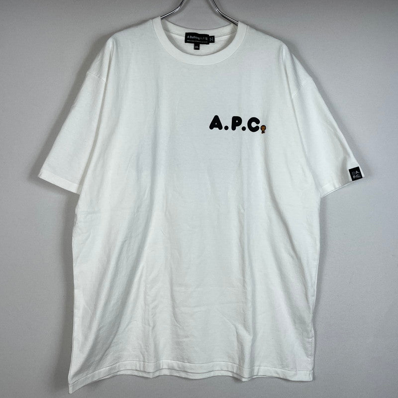 【中古品】【メンズ】 A BATHING APE アベイシングエイプ × A.P.C. アーペーセー 別注コラボ LOGO MILO ON APC WIDE S/S TEE ロゴ ミロオンAPC ワイド ショートスリーブTシャツ 半袖トップス 142-260711-ss-04-tei サイズ：2XL カラー：ホワイト 万代Net店