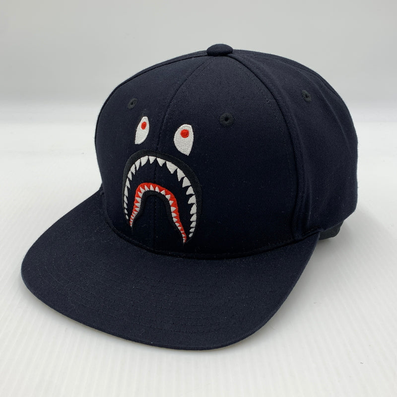 【中古品】【メンズ】 ABATHINGAPE アベイシングエイプ SHARK SNAPBACK CAP 001CPD801007X スナップバックキャップ 帽子 185-260730-yo-07-tei サイズ：F カラー：ネイビー 万代Net店